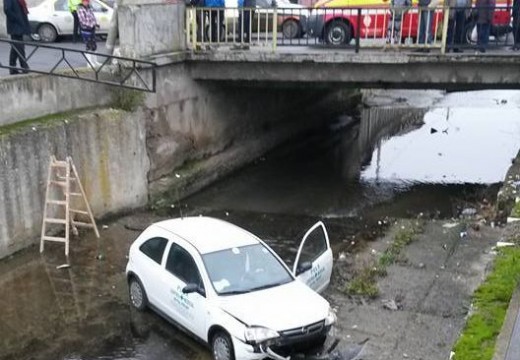 Ütközött két autó, majd az egyik a Poklos-patakba zuhant