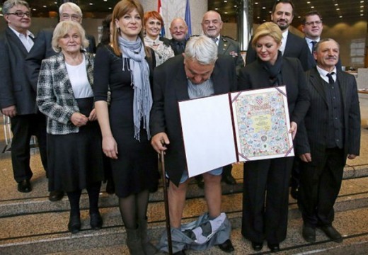 Kínos! Lecsúszott a Helsinki Bizottság horvát elnökének nadrágja, miközben az államfővel fényképezték