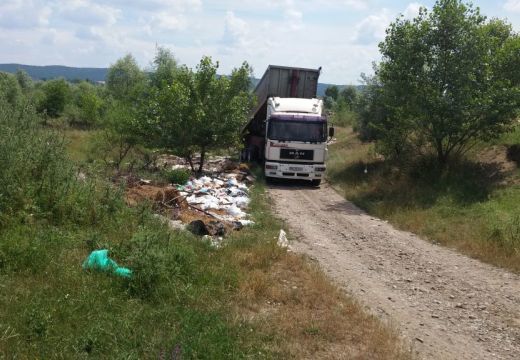 Eközben a Maros-parton