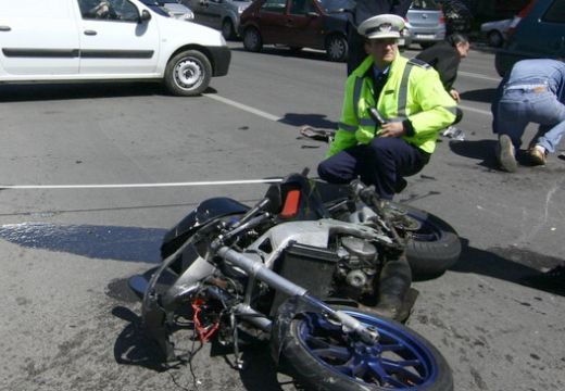 Felborult a motoros a körforgalomban, hogy elkerülje az ütközést az autóval