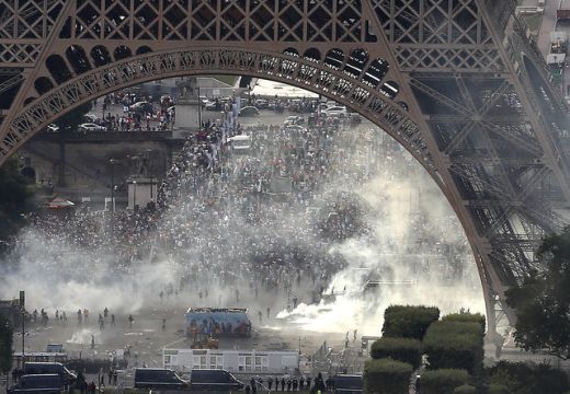 Könnygázt vetettek be a francia rendőrök Eiffel-toronynál