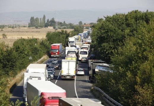 RCA-díjemelés: Forgalomlassítással folytatódik a tüntetés a terelőutakon