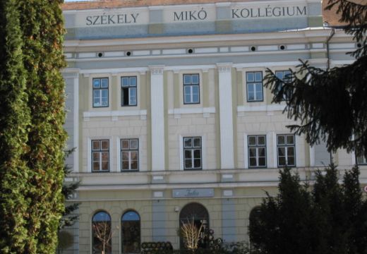 Felszólították a polgármestert, hogy távolítsa el a magyar feliratot a Székely Mikó Kollégiumról