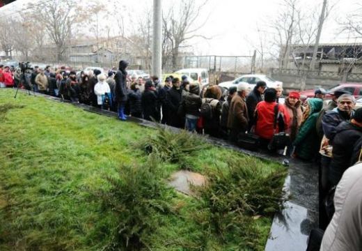 Zöld Ház: Hatalmas sor Marosvásárhelyen, egyesek már vasárnap este beálltak