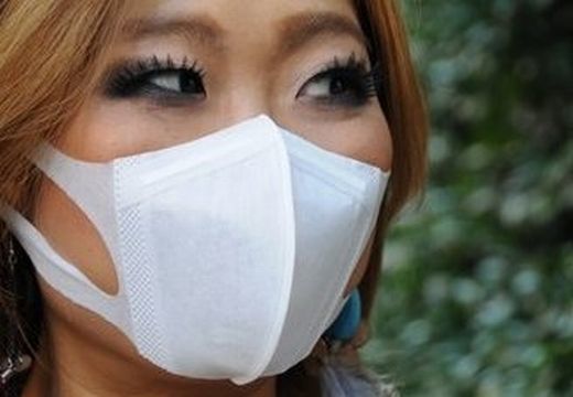 Orvosi maszkkal takarják el arcukat a villámrandizó japánok