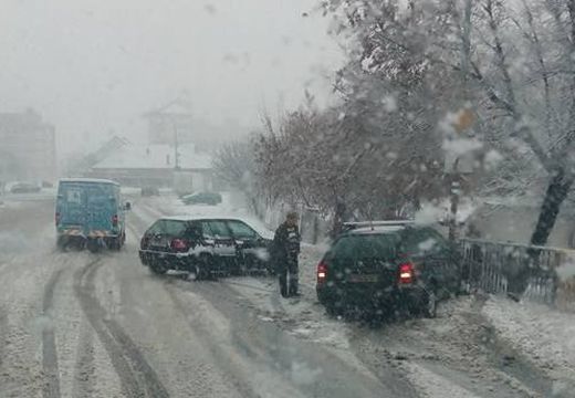 Balesetek Marosvásárhelyen a hó miatt – áll a forgalom a balavásári dombon