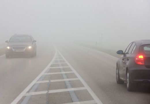Autósok, figyelem! Köd- és útjegesedési riadó Maros, Hargita és Kovászna megyében!