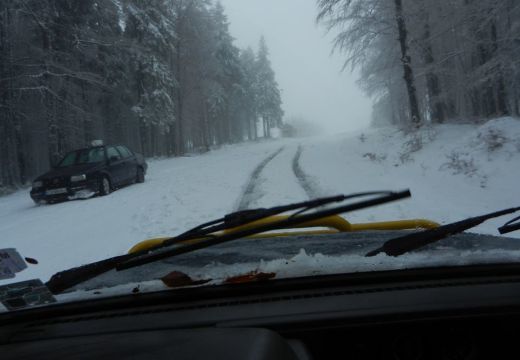 Bajban a hóban: elakadt az autóbusz, amely 42 gyereket szállított