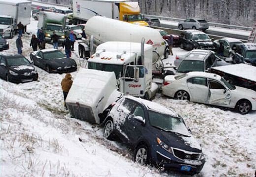 Megakarambol! 40 autó ütközött az autópályán az extrém havazás miatt