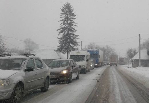 Autósok figyelmébe! Baleset miatt torlódás a Székelyvajánál