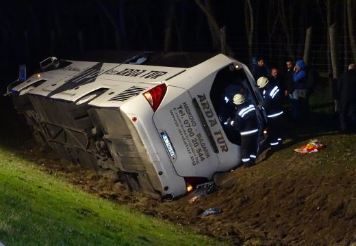 Felborult egy autóbusz az M5-ös autópályán