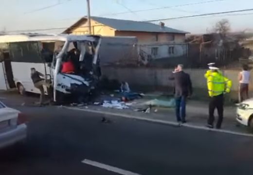 Kisbusz ütközött kamionnal az 1-esen – mindkét sofőr meghalt (videó)