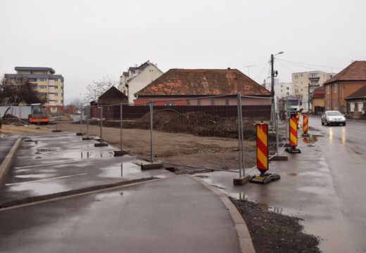 Autósok, figyelem! Körforgalom építése miatt forgalomkorlátozás lesz a Maros-hídnál