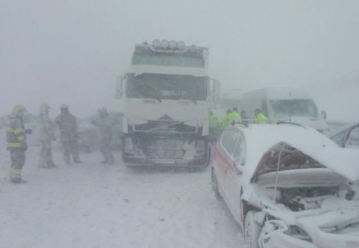 Tömegbaleset Szlovákiában: 40 autó ütközött, sok a sérült