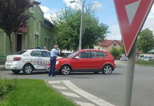 Baleset a Novi 7-es körforgalomban: rendőrautónak hajtott egy nő