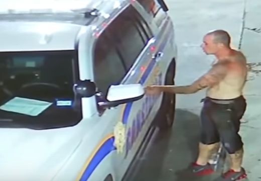 Ilyen lazán még nem láttál tolvajt rendőrautót ellopni – nézd meg a videót!