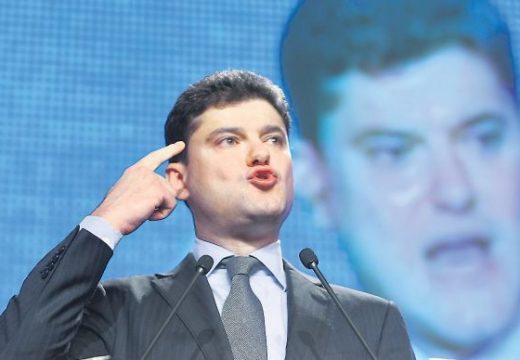 Sértegetett, majd ágyékon rúgott egy rendőrt a román politikus