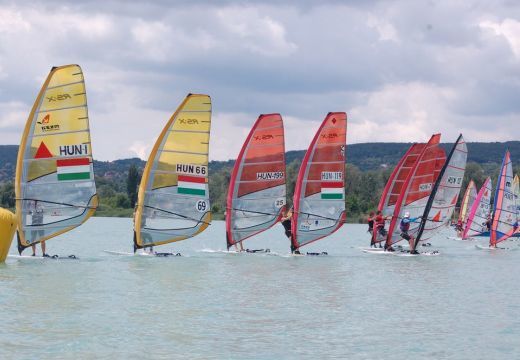 Raceboard Eb főpróba Balatonfűzfőn több mint 70 szörfössel