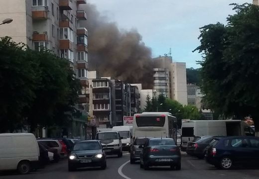 Tűz miatt kiürítettek egy 10 emeletes tömbházat a Pandúrok útján