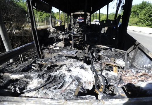 Tűz a buszon: félszáznyi utas került veszélybe