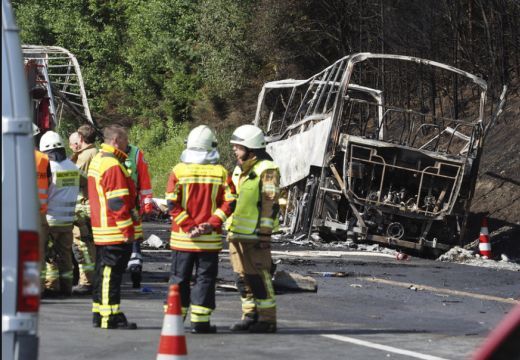 Az autóbusz nyerges vontatónak ütközött, majd kigyulladt – sokan meghaltak