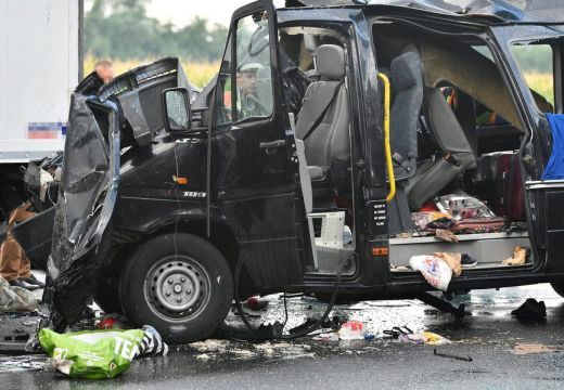 Két nő és egy férfi halt meg a hajnali balesetben – kamionba rohant a kisbusz