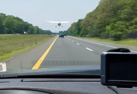 Már megint az autópályán landolt egy repülőgép – videó!