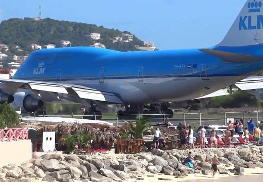 Meghalt egy turista, akit elsodort a felszálló repülőgép hajtóművének gázsugara