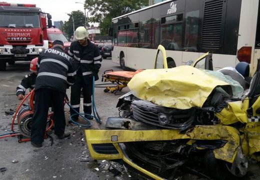 Ketten meghaltak a taxibalesetben