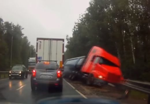 Rémület: forgalommal szembe hajtott egy több tonnás kamion – videó!