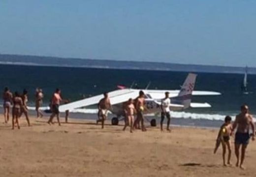 Kényszerleszállás és lincshangulat a vízparton: 2 strandoló meghalt