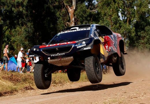Loeb nyerte a Dakar 4. szakaszát, Peterhansel összetettben az élen