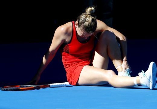 Sérülés miatti izgalmak a világelső román Halep mérkőzésén, Melbourne-ben