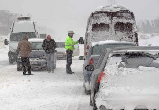 A “reménytelen” utakat nem takarítják – elvágta a hó Bukarestet a tengerparttól