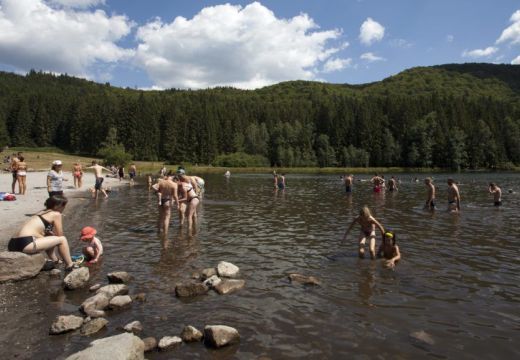 Megtiltották a fürdőzést a Szent Anna-tóban