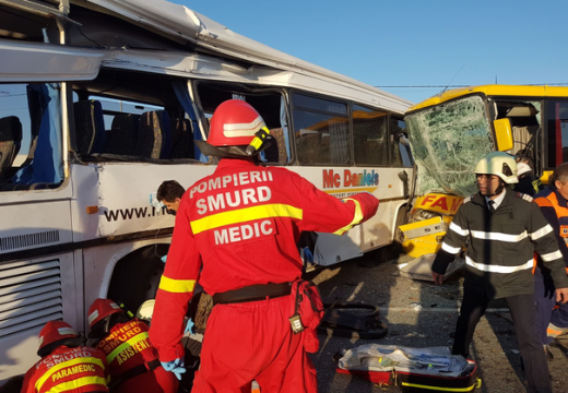 Két busz ütközése: 12 sérült – 1 utas a roncsok alá került