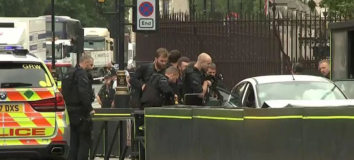 Terrorcselekmény vagy baleset? A biztonsági kordonokba hajtott egy autós a londoni parlamentnél