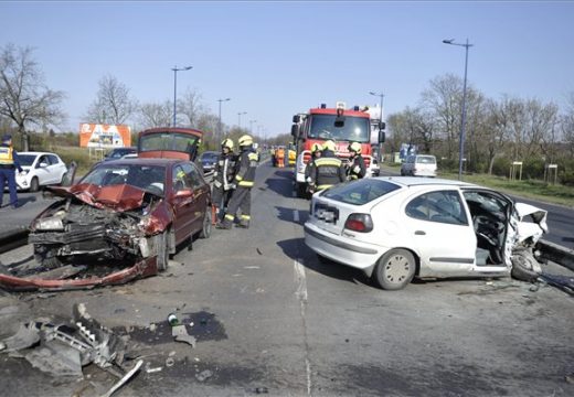 Baleset miatt délig állt a forgalom a Ferihegyi gyorsforgalmi úton