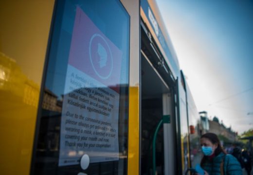 Koronavírus. Mától eltakart arccal utazunk a budapesti tömegközlekedés járatain