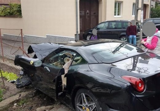 Csúnyán összetörte az út szélén parkoló Fordot a száguldó Ferrari