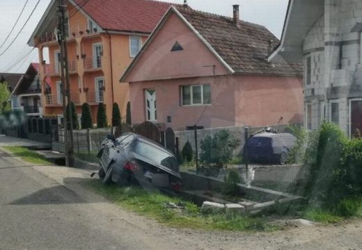 Kamiont előzött, parkoló autónak ütközött Bujánházán