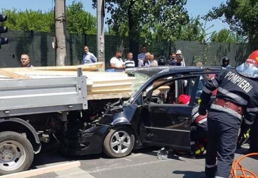 A lecsúszó deszkák felnyársalták a mögöttük jövő autót