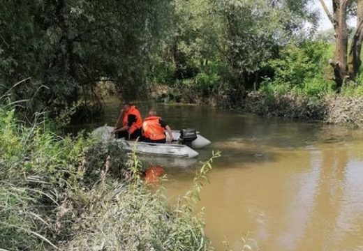 1 gyermek meghalt, 4-en eltűntek, miután felborult egy csónak a Maroson