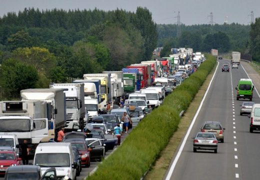 Több kilométeres torlódás az M3-ason Kerekharaszt és Bag között