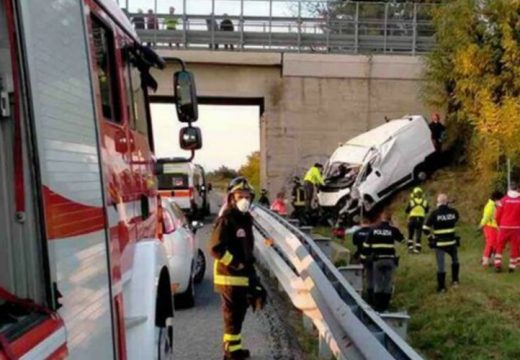 A vezető és utasa a helyszínen szörnyethalt