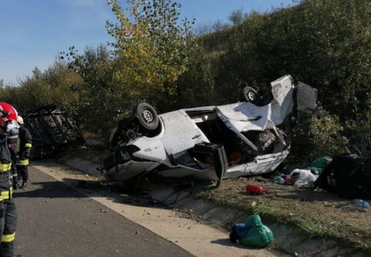 Felborult kisbusz: 1 ember meghalt, 15 megsérült