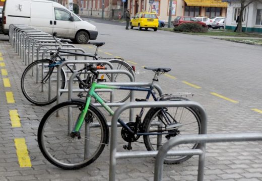 Kerékpárparkolókat kell létesíteni minden közhasznú intézménynél