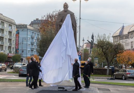 Marosvásárhelyen felavatták Bethlen Gábor egész alakos szobrát