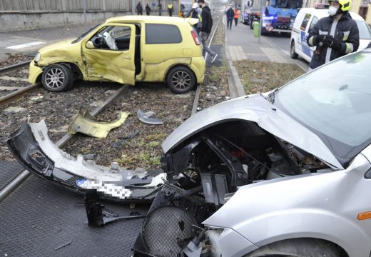 A villamossíneken ütközött két autó