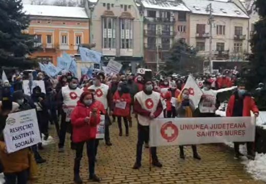 Egészségügyi dolgozók tüntettek Marosvásárhelyen